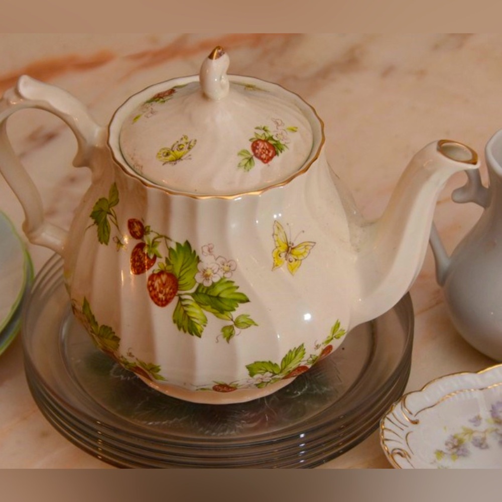 WESSEX Collection Fine Bone China Strawberries/Butterfly Swirl Teapot+Lid White